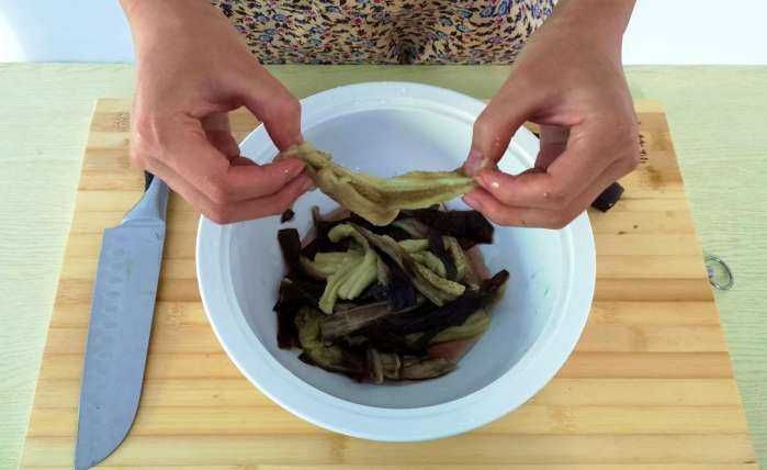 凉拌茄子鲜香可口（夏日必备美食）