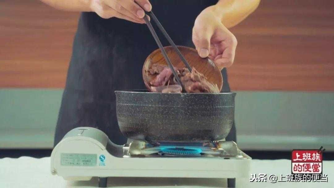 大酱汤，韩国传统佳肴，为你带来浓郁的醇香滋味！