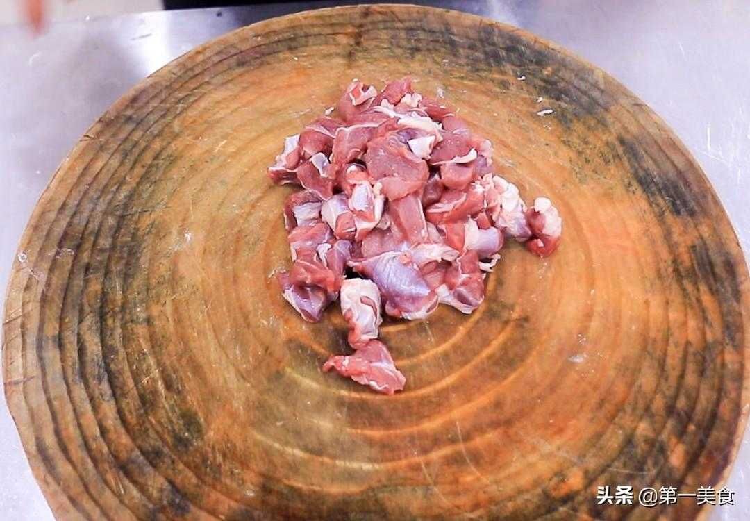 烤羊肉串的做法，香气四溢！（烤肉串的材料搭配、烹调技巧详解）