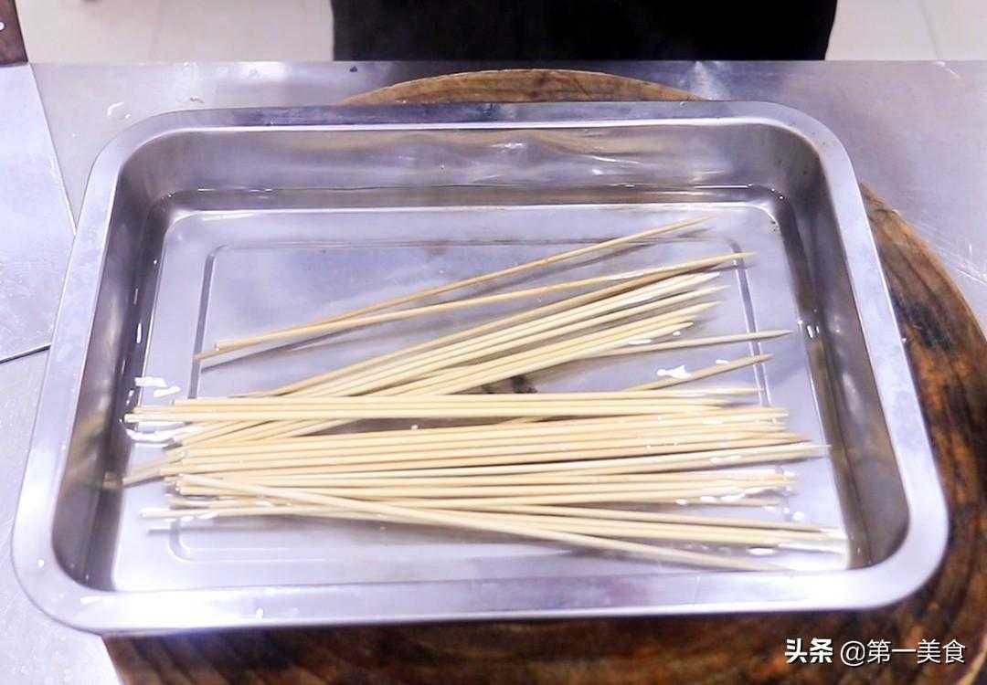 烤羊肉串的做法，香气四溢！（烤肉串的材料搭配、烹调技巧详解）