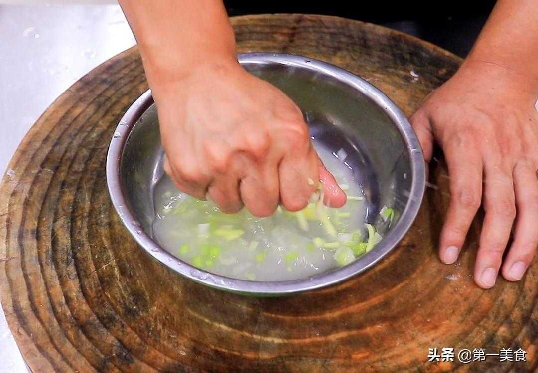 烤羊肉串的做法，香气四溢！（烤肉串的材料搭配、烹调技巧详解）