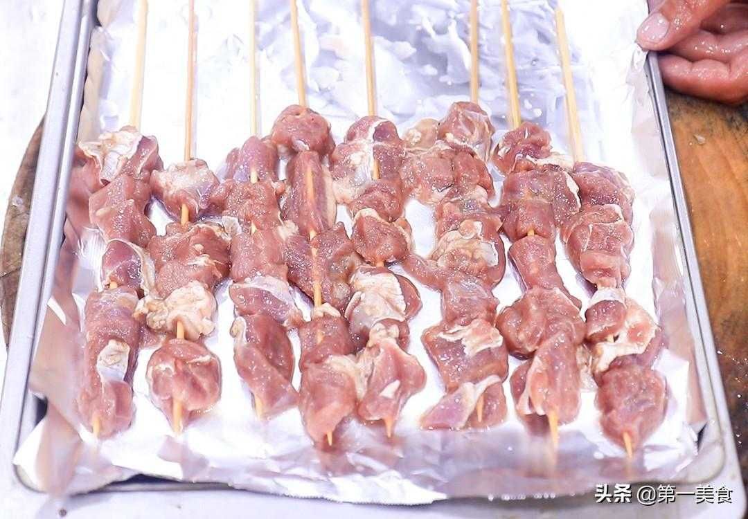 烤羊肉串的做法，香气四溢！（烤肉串的材料搭配、烹调技巧详解）