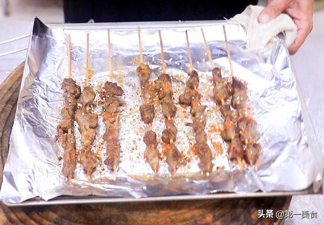 烤羊肉串的做法，香气四溢！（烤肉串的材料搭配、烹调技巧详解）