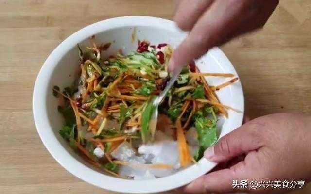 黄瓜拌拉皮的做法清爽开胃！（黄瓜拌拉皮的最佳比例、合适的调味料选择）