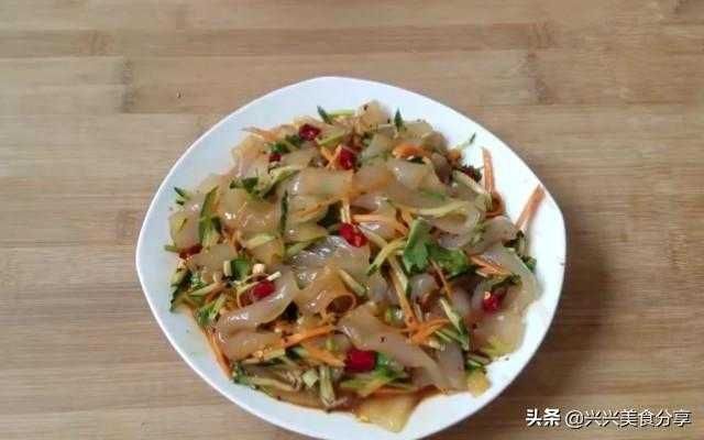 黄瓜拌拉皮的做法清爽开胃！（黄瓜拌拉皮的最佳比例、合适的调味料选择）