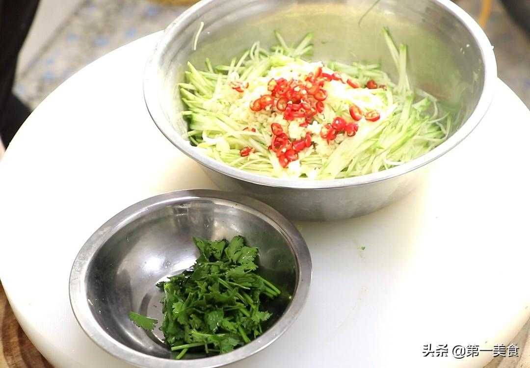 西葫芦的家常凉拌做法，清爽可口受欢迎的菜谱大全