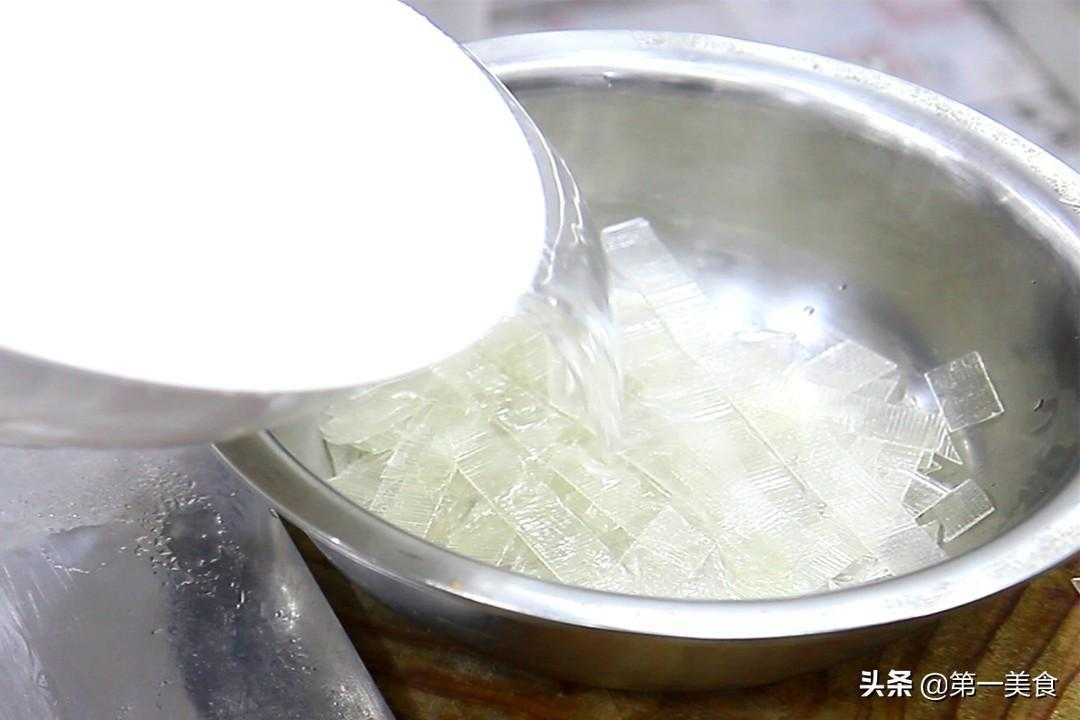 东北拉皮的家常做法，香辣酸爽的美食诱惑