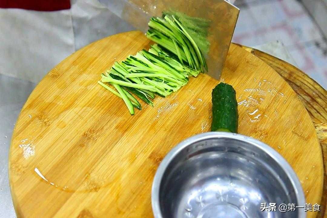 东北拉皮的家常做法，香辣酸爽的美食诱惑