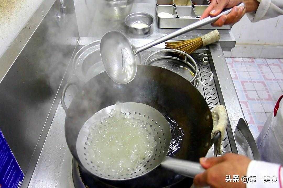 东北拉皮的家常做法，香辣酸爽的美食诱惑