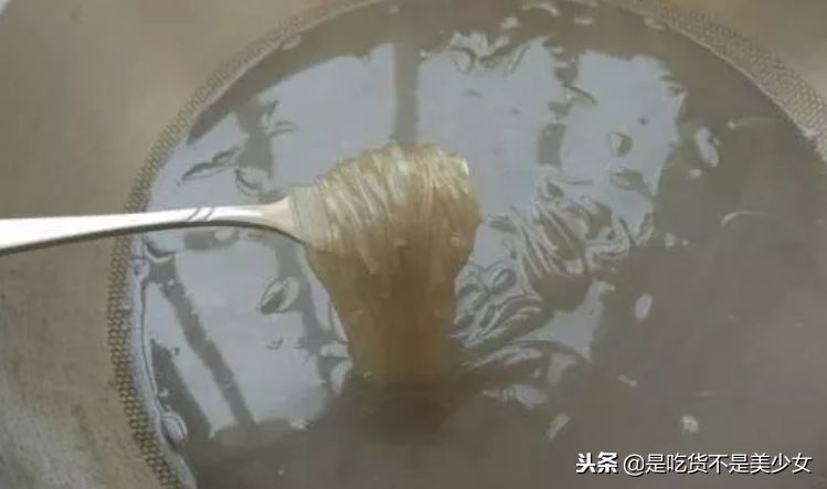 酸辣粉丝的制作方法与调料搭配，麻辣鲜香满足你的味蕾