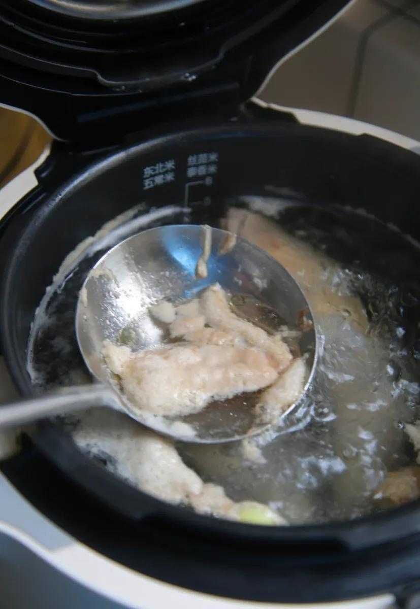 鸡汤豆腐串怎么做：用鸡汤和豆腐串打造鲜美的小吃，教你制作步骤一目了然！