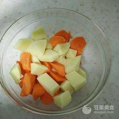 土豆烧肉的做法：土豆与肉搭配，相得益彰的美味土豆烧肉制作指南！