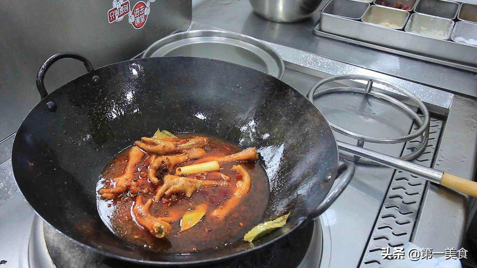 红烧鸡爪子的做法：红烧鸡爪子的口感和味道调配技巧，制作简单好吃！