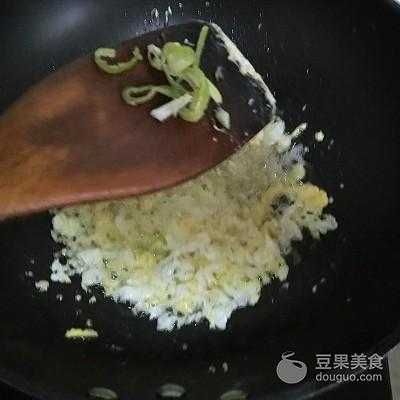 蛋炒饭的制作方法：简单易学的蛋炒饭制作步骤，家常饭菜大集合！