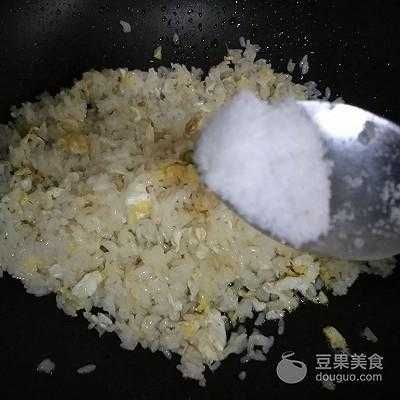 蛋炒饭的制作方法：简单易学的蛋炒饭制作步骤，家常饭菜大集合！