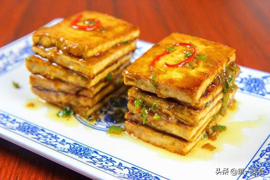 铁板豆腐：铁板豆腐的做法和制作技巧，带给你酥香外脆内嫩的料理体验。