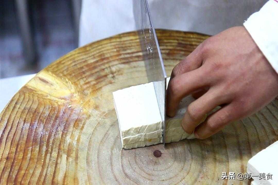 铁板豆腐：铁板豆腐的做法和制作技巧，带给你酥香外脆内嫩的料理体验。