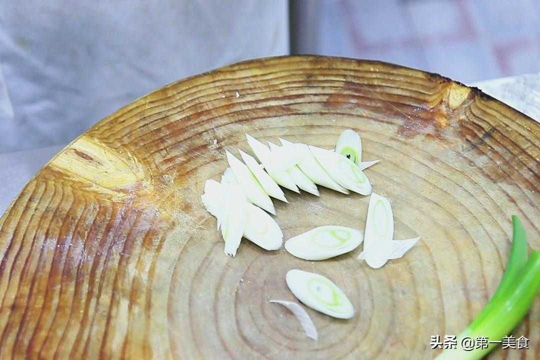 铁板豆腐：铁板豆腐的做法和制作技巧，带给你酥香外脆内嫩的料理体验。