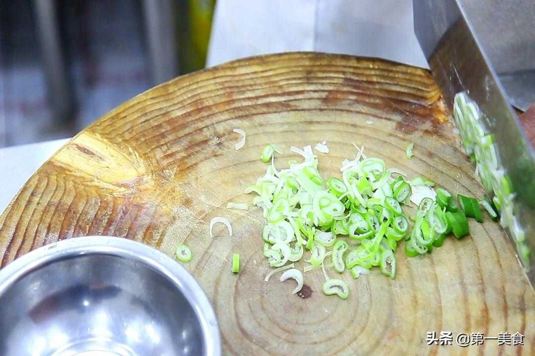 铁板豆腐：铁板豆腐的做法和制作技巧，带给你酥香外脆内嫩的料理体验。