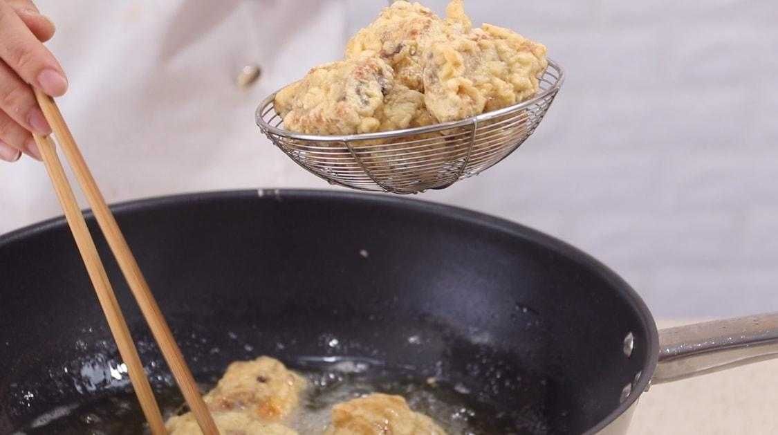 炸排骨的做法：教你如何制作金黄酥脆的炸排骨，外脆内嫩，口感超赞！