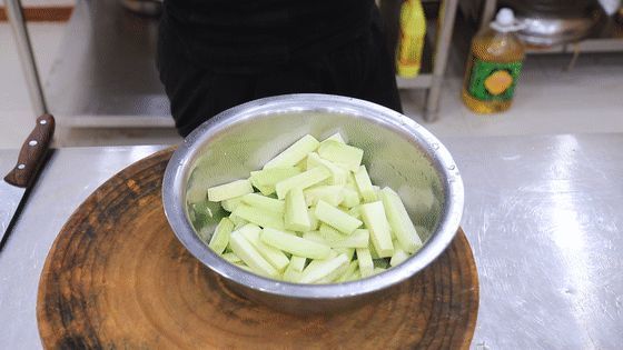 糖醋茄子的做法：糖醋茄子的制作方法，香甜酸爽的口感让你回味无穷。