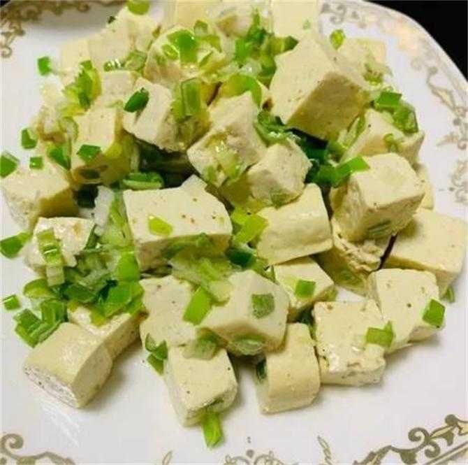 小葱拌豆腐：小葱拌豆腐的制作方法，清香可口，营养丰富。