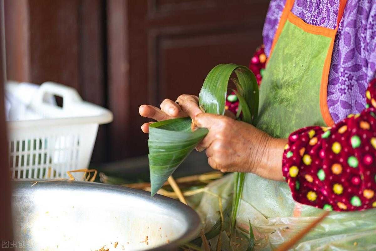 肉粽的做法：肉粽的制作步骤与包粽子的技巧，口感香糯，回味无穷。