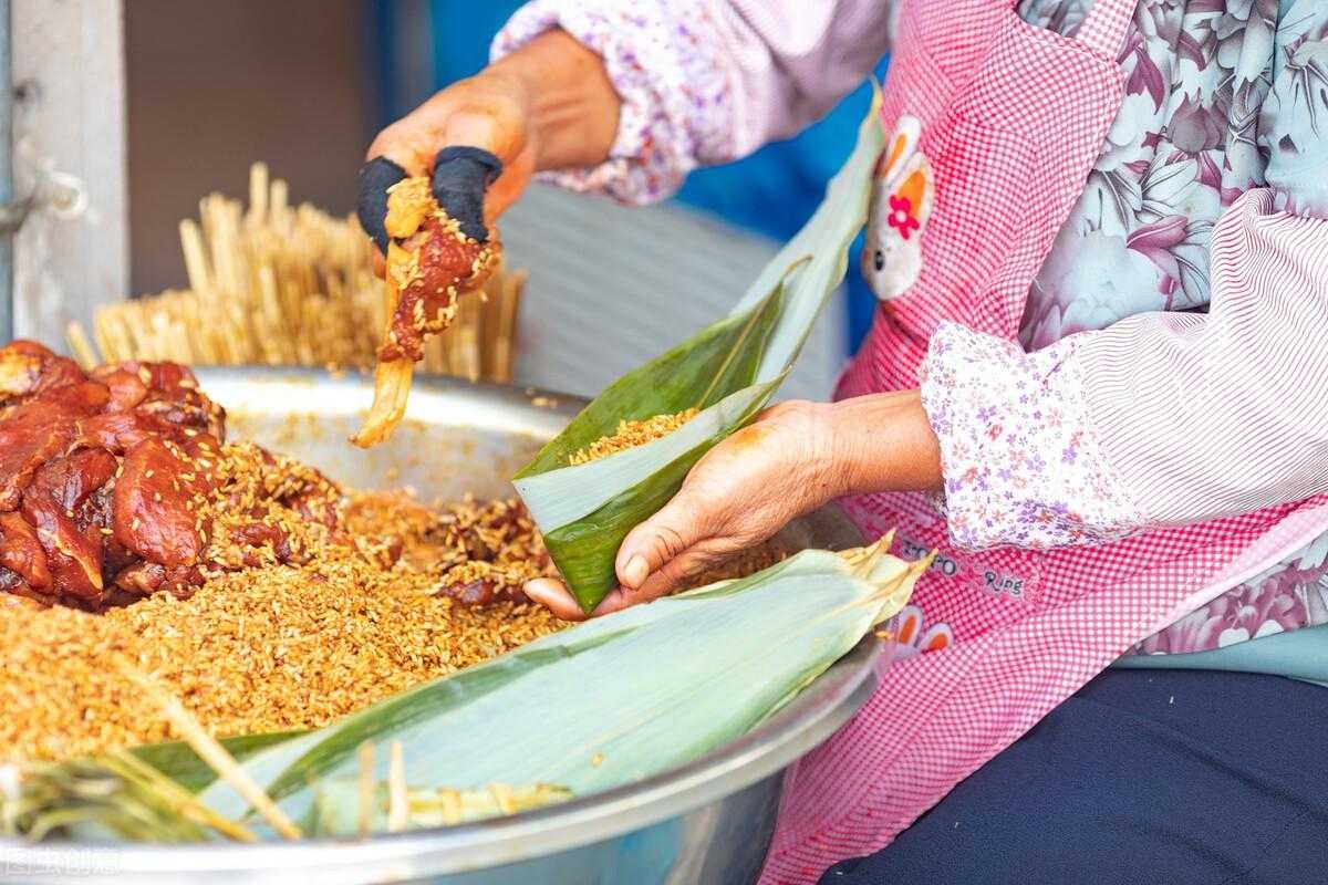 肉粽的做法：肉粽的制作步骤与包粽子的技巧，口感香糯，回味无穷。