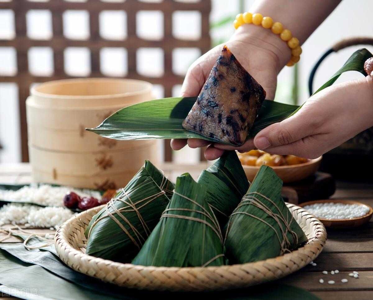 肉粽的做法：肉粽的制作步骤与包粽子的技巧，口感香糯，回味无穷。