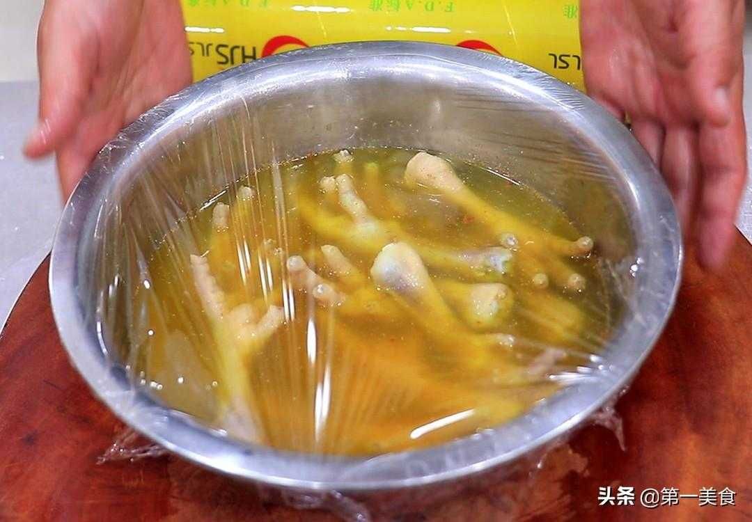 盐焗鸡爪的做法大揭秘，美味可口的小吃不可错过！