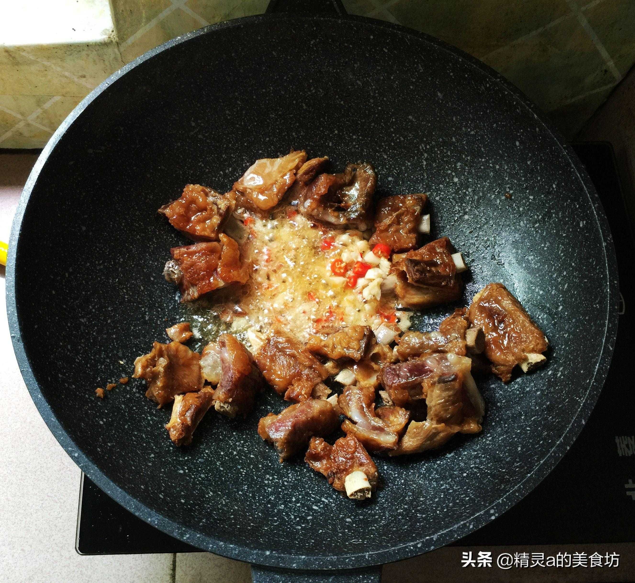 【绝对美味】腊排骨的家常做法，酥软多汁，回味无穷！