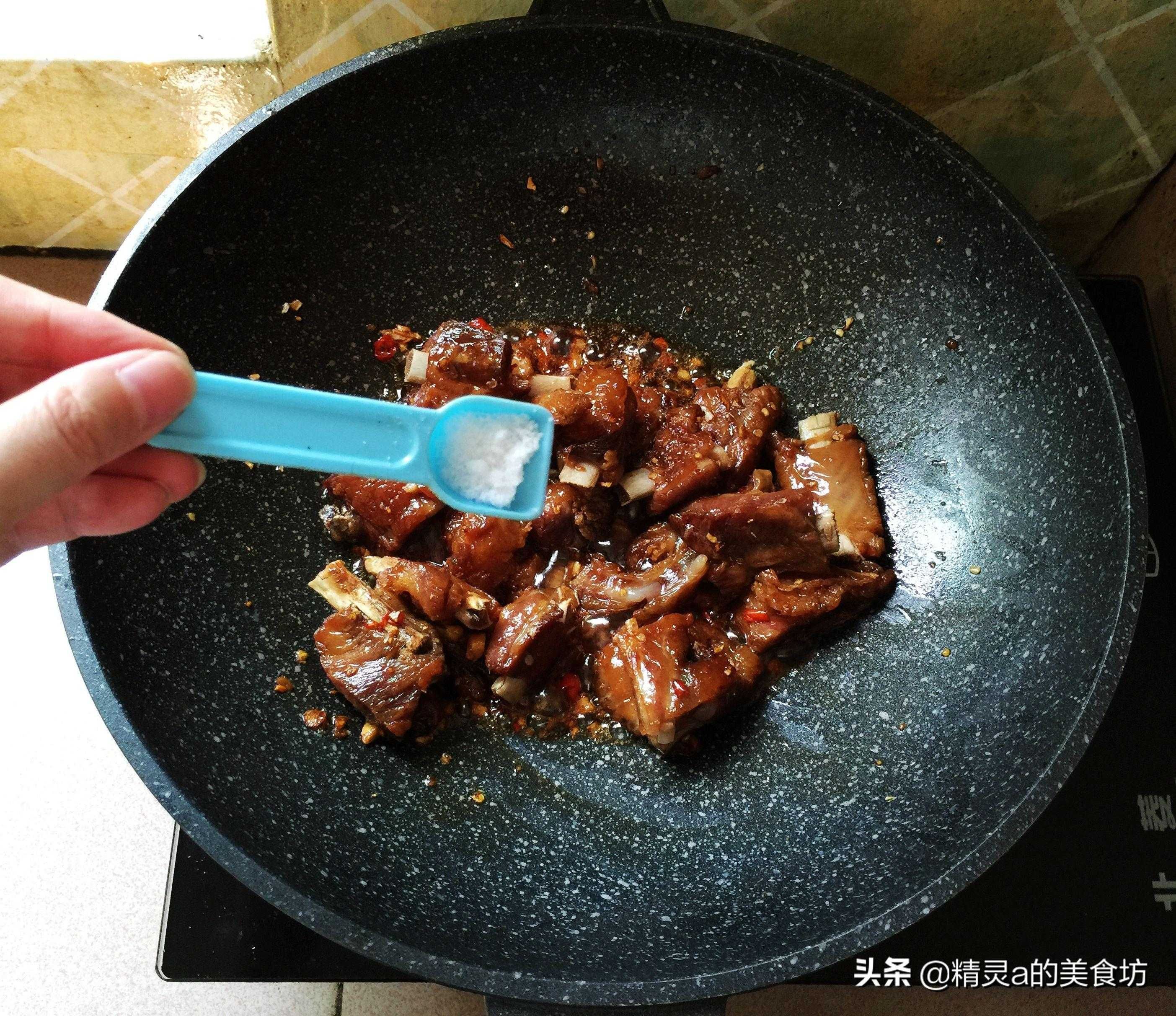 【绝对美味】腊排骨的家常做法，酥软多汁，回味无穷！