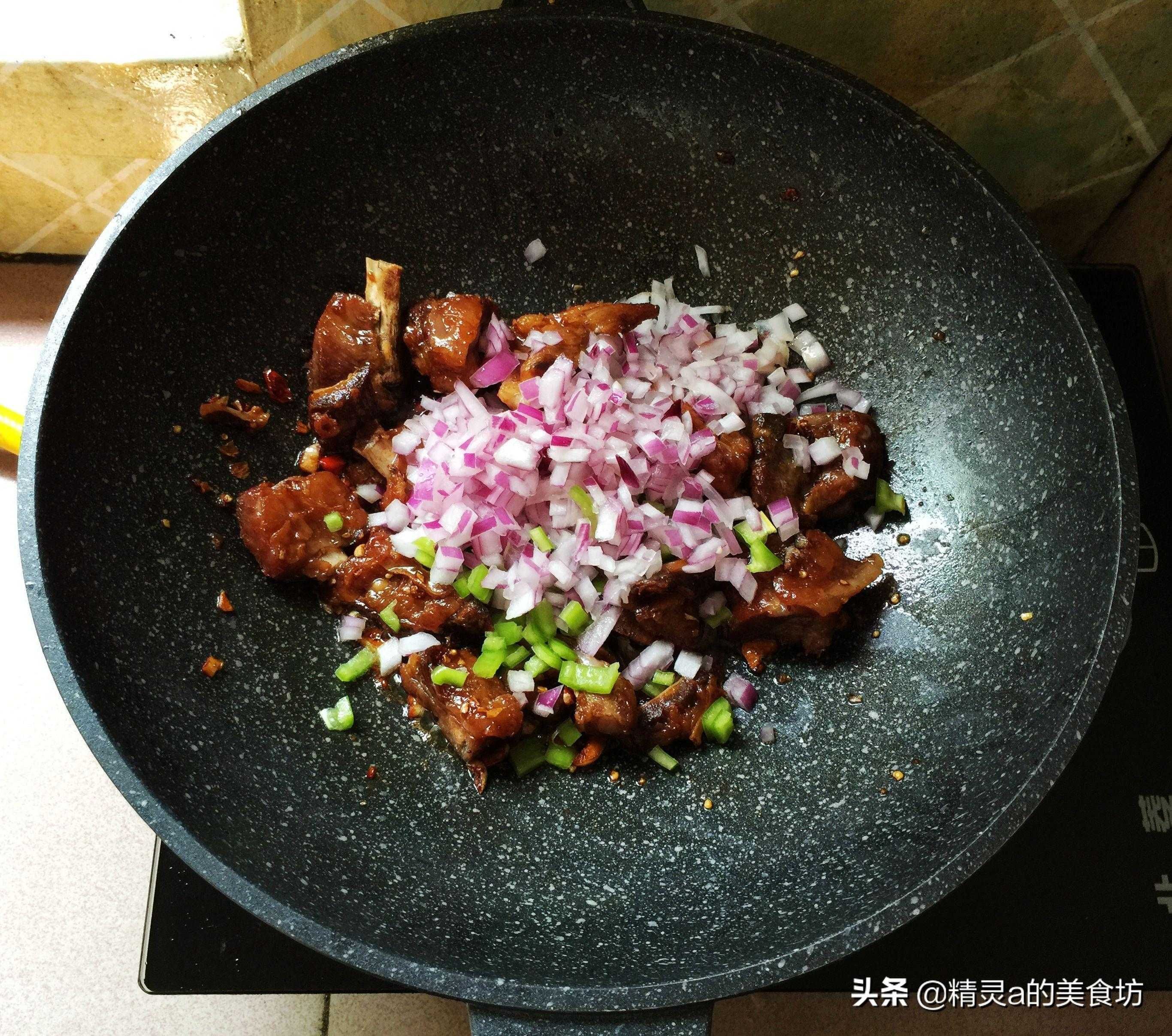 【绝对美味】腊排骨的家常做法，酥软多汁，回味无穷！