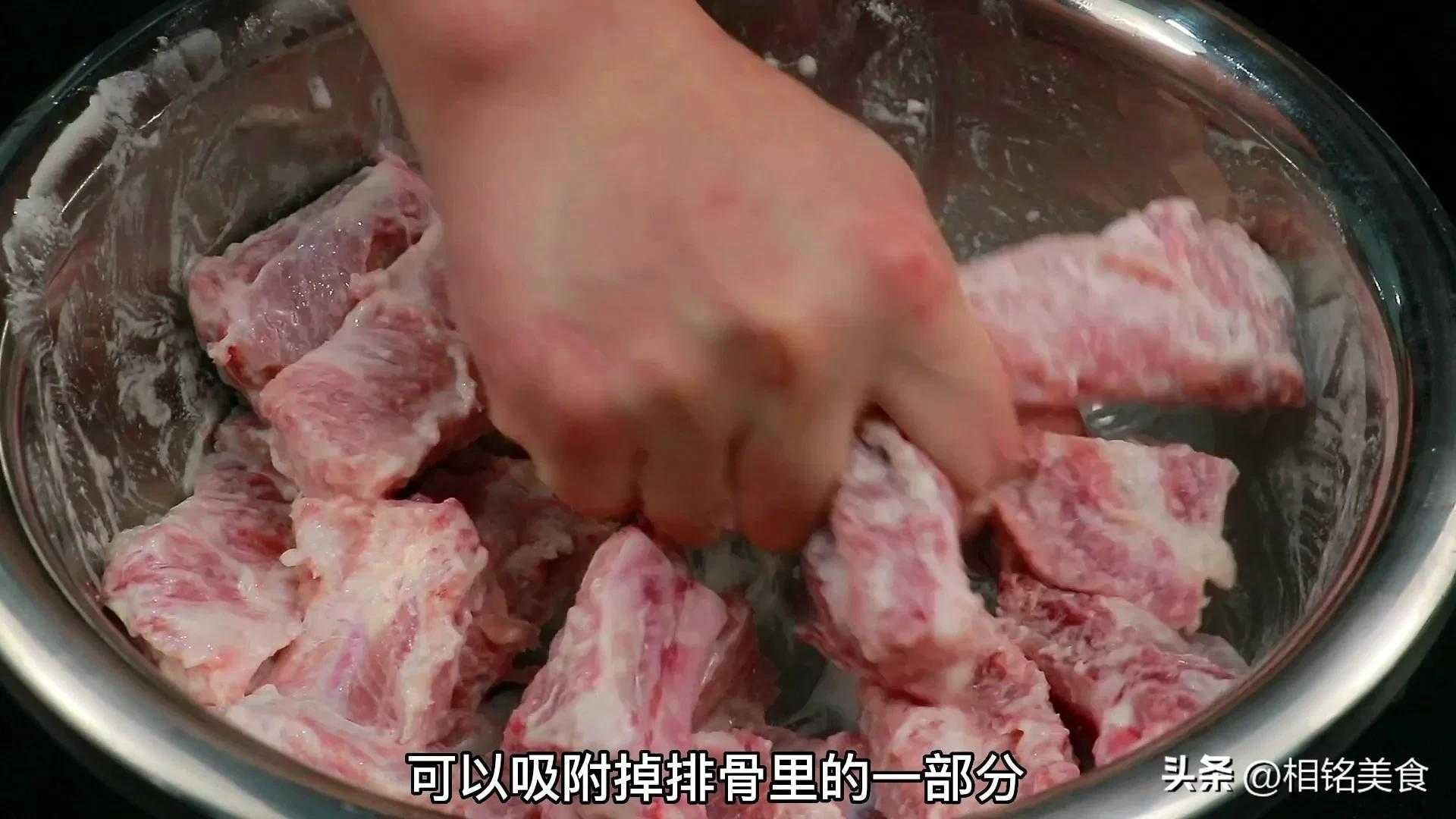 如何制作酸甜口感的排骨美食？烹饪技巧大揭秘！