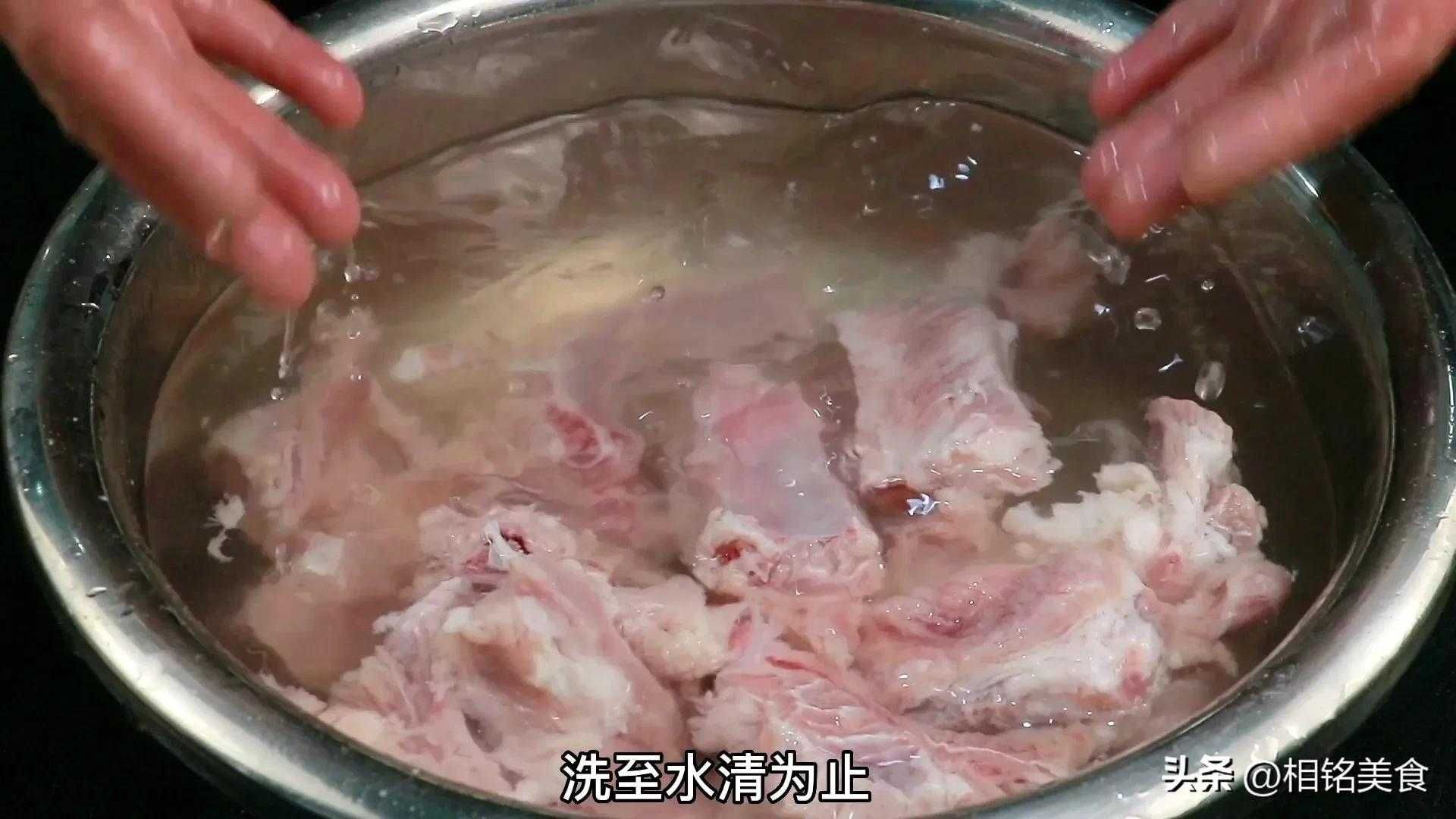 如何制作酸甜口感的排骨美食？烹饪技巧大揭秘！