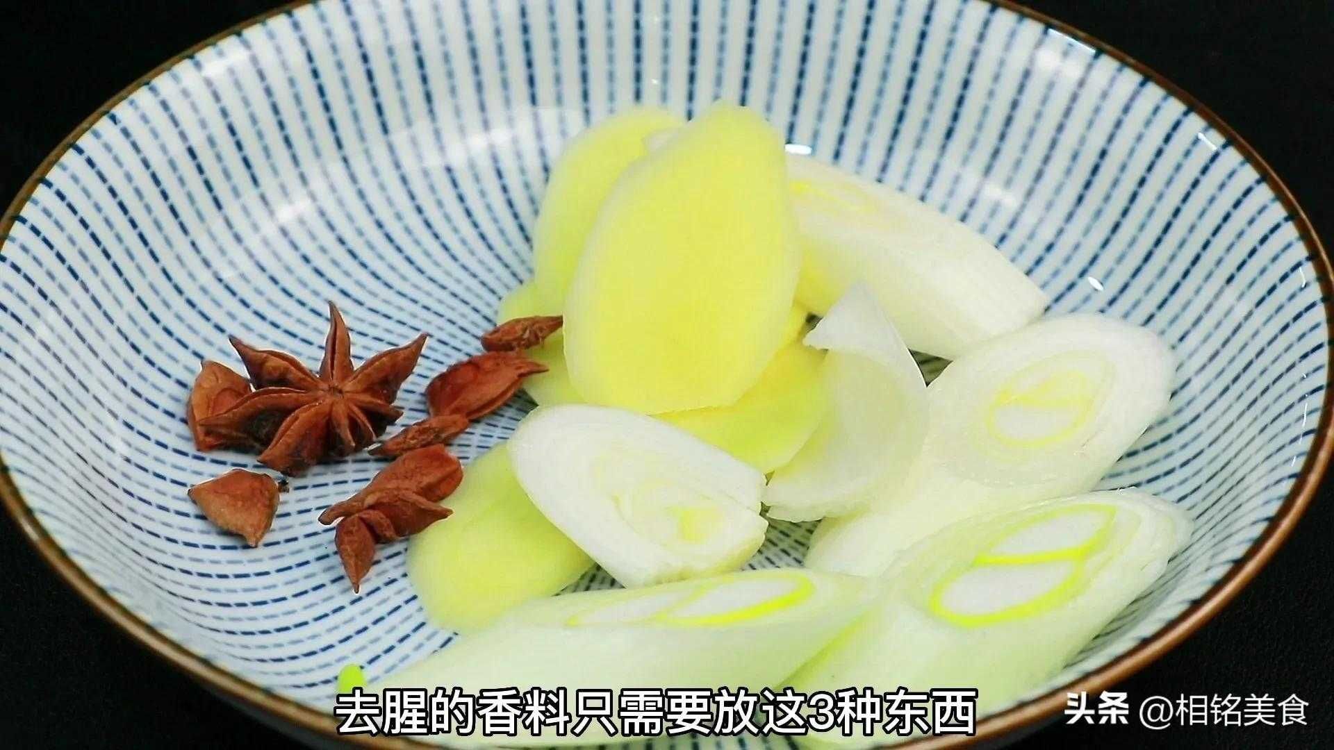 如何制作酸甜口感的排骨美食？烹饪技巧大揭秘！