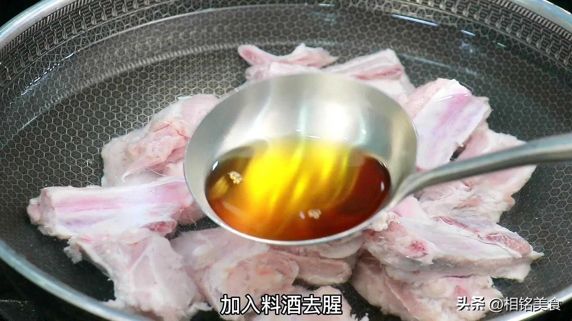 如何制作酸甜口感的排骨美食？烹饪技巧大揭秘！