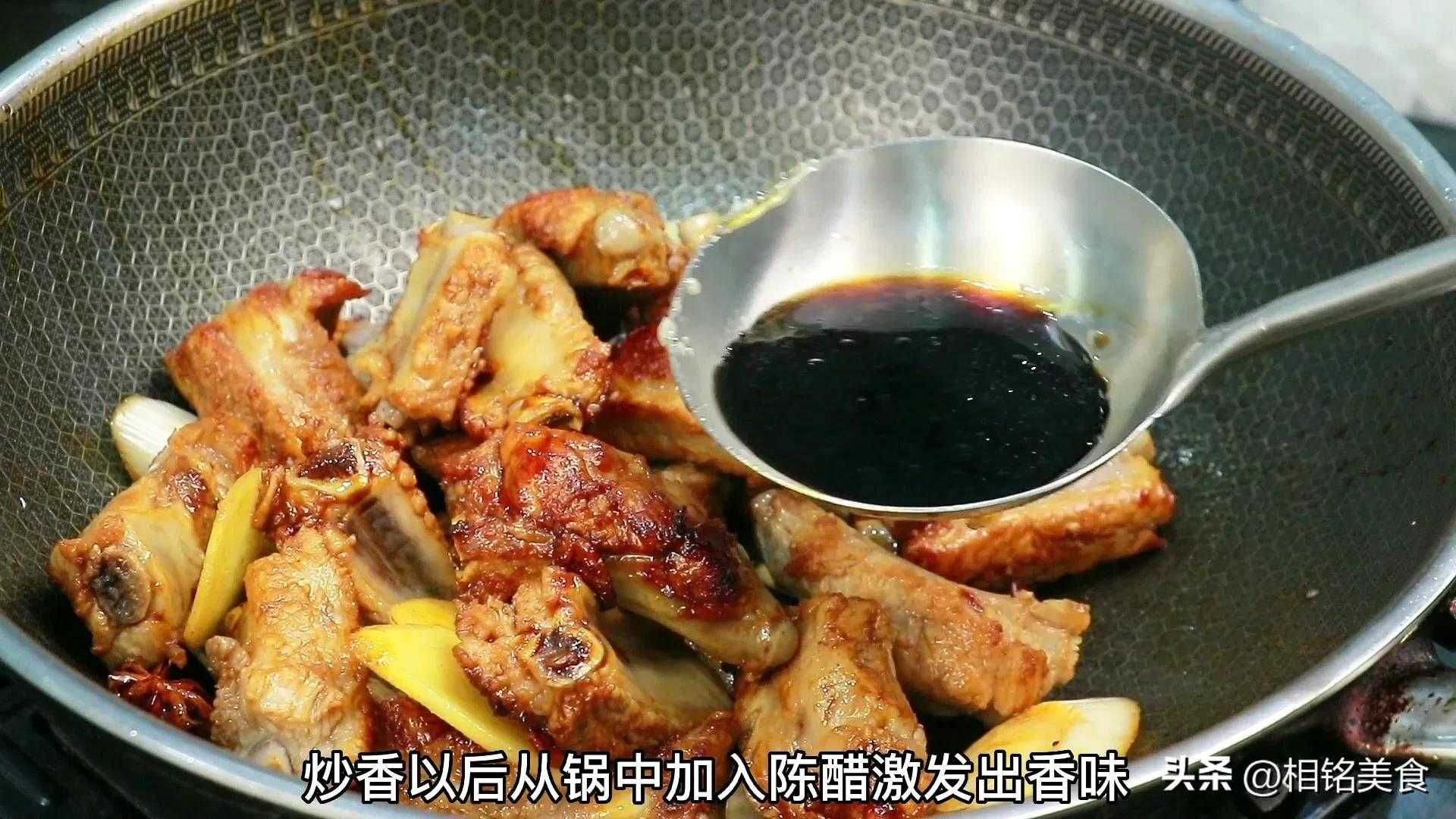 如何制作酸甜口感的排骨美食？烹饪技巧大揭秘！