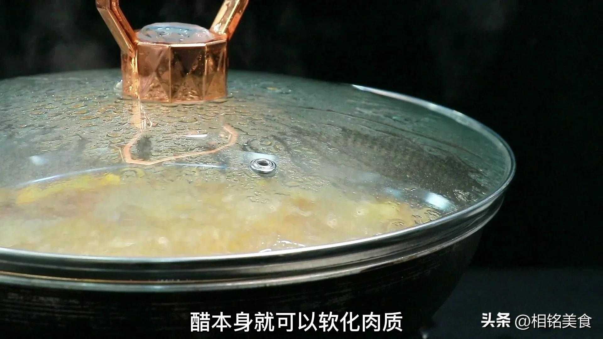 如何制作酸甜口感的排骨美食？烹饪技巧大揭秘！