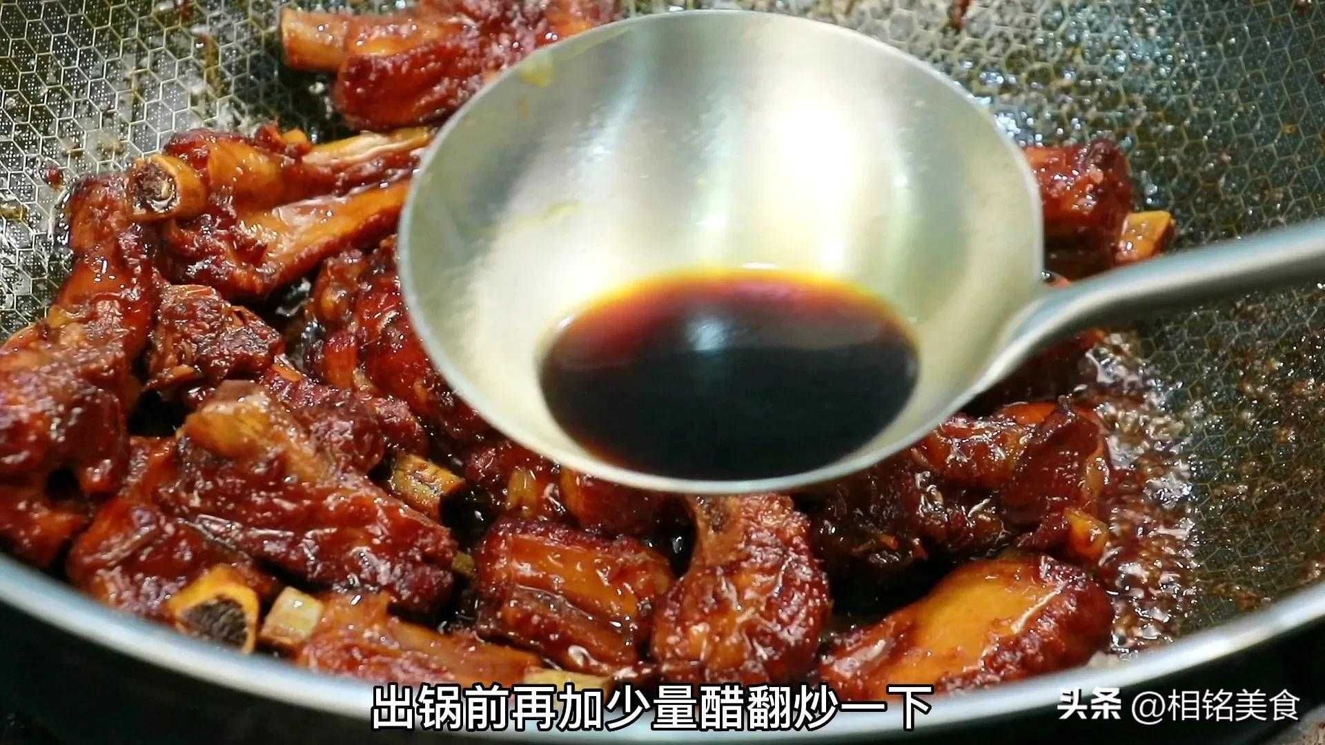 如何制作酸甜口感的排骨美食？烹饪技巧大揭秘！