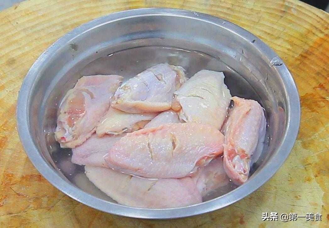 盐焗鸡翅的传统制作方法，酥香可口的美味享受！