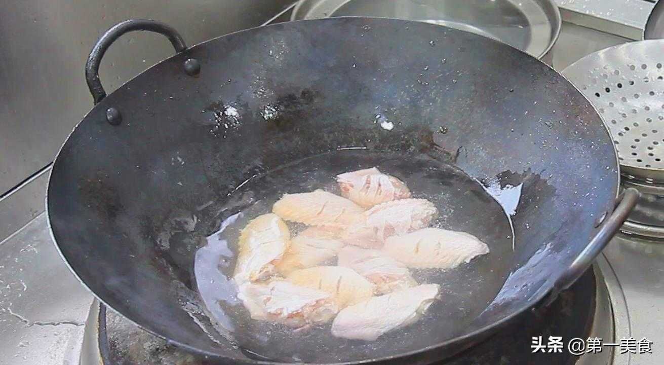 盐焗鸡翅的传统制作方法，酥香可口的美味享受！