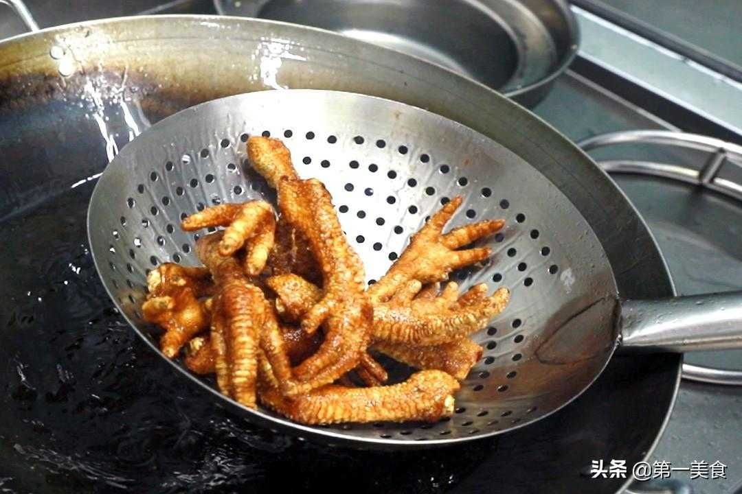 鸡爪子做法：麻辣鲜香，咬一口停不下来！超级下饭的家常小吃