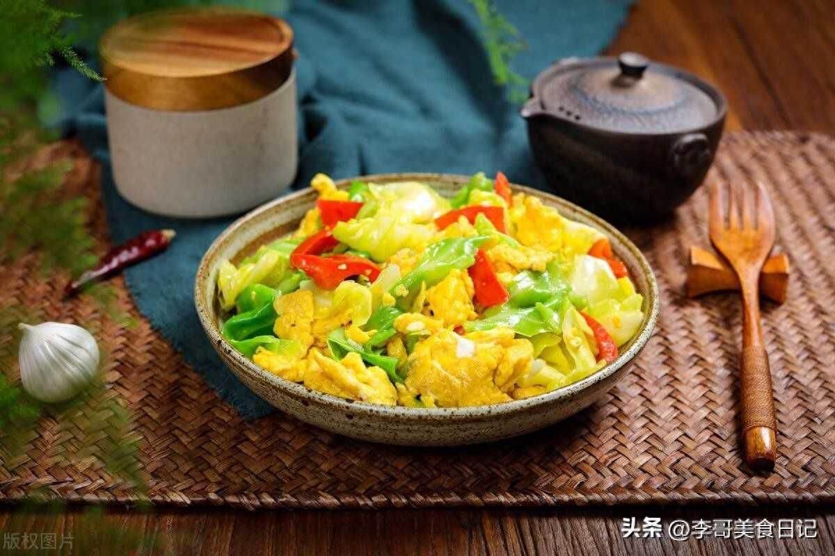 家常包菜炒鸡蛋，简单美味又经济：亲手动手制作经典家常菜——包菜炒鸡蛋