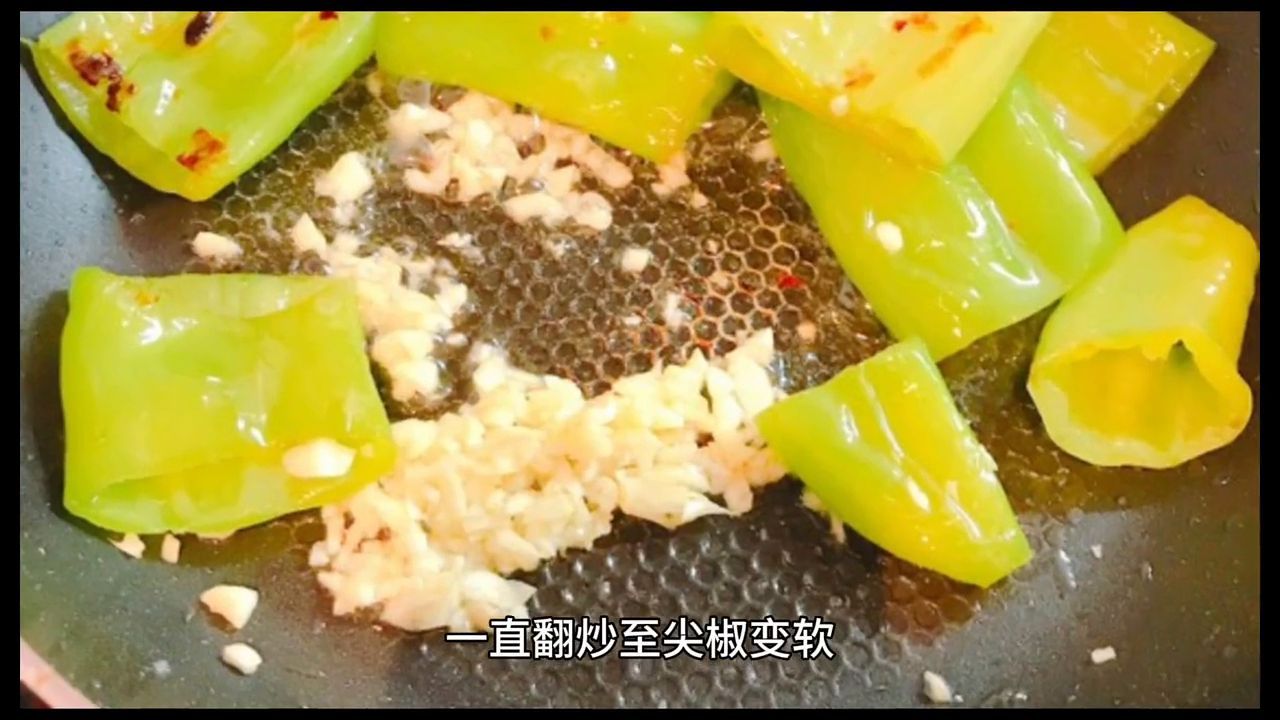 香辣虎皮尖椒的做法，辣爽口感让你回味无穷