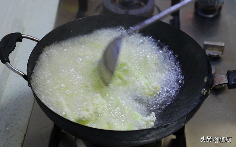 想要花菜好吃，过油是关键，成菜脆嫩爽口，一口下去食欲大开