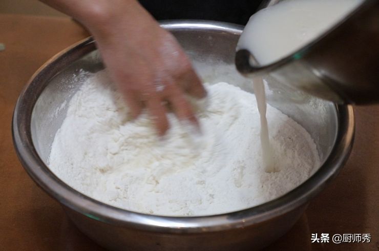 大厨教你在家做包子，蓬松又喧软，从发面到馅料配比，制作超详细