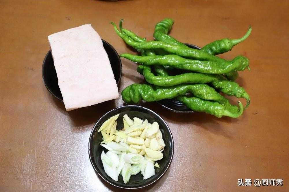 辣椒炒肉是先炒辣椒还是先炒肉？教你家常做法，天天吃也不腻