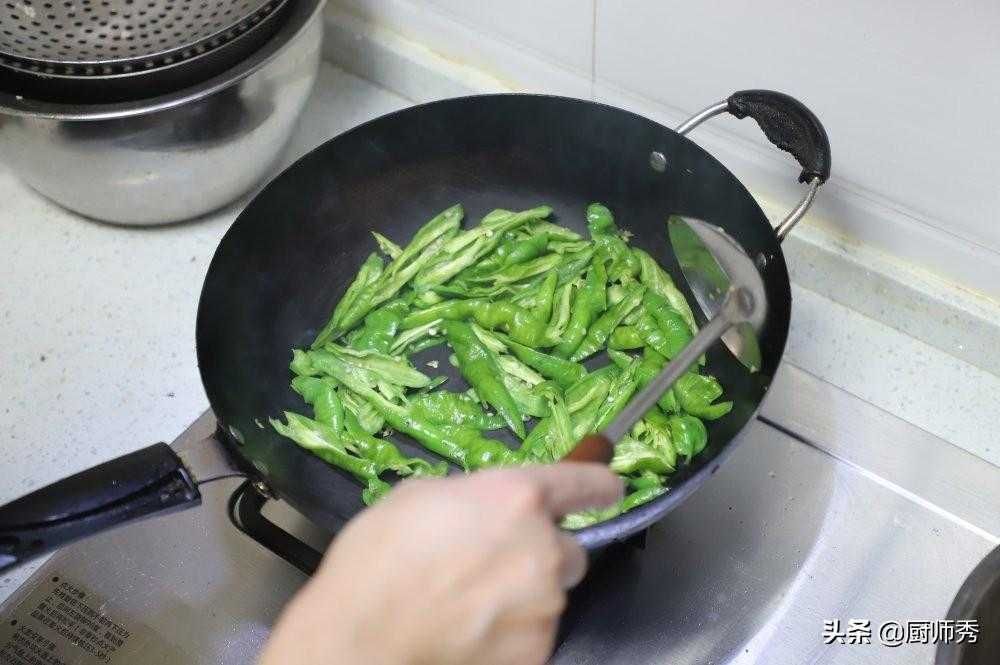 辣椒炒肉是先炒辣椒还是先炒肉？教你家常做法，天天吃也不腻