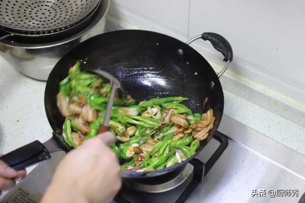 辣椒炒肉是先炒辣椒还是先炒肉？教你家常做法，天天吃也不腻